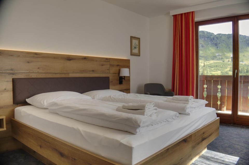 Bed, Natural landscape, Photo of the whole room, Bedroom, Mountain view