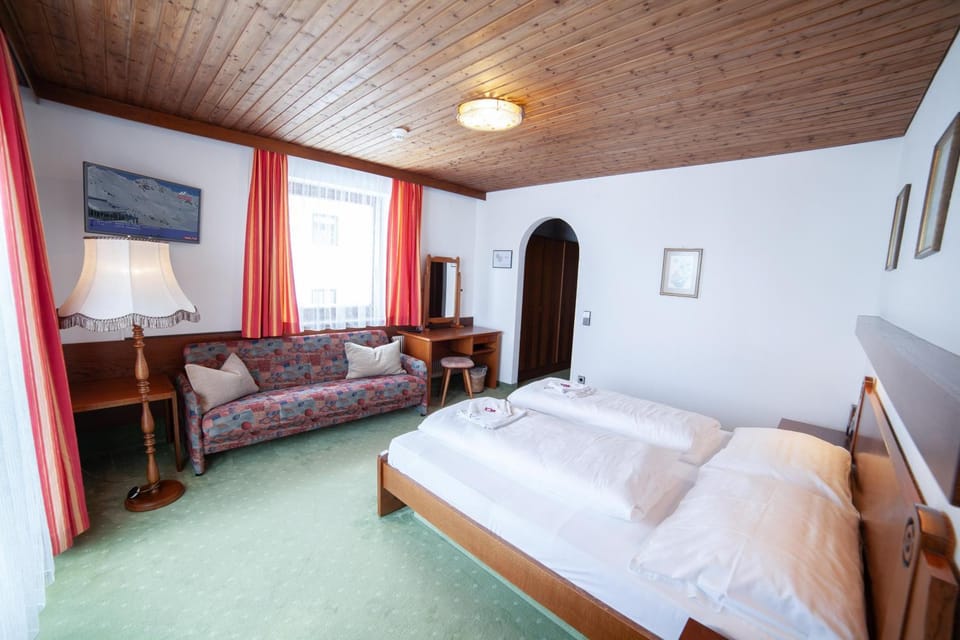 Bed, TV and multimedia, Photo of the whole room, Seating area, Bedroom
