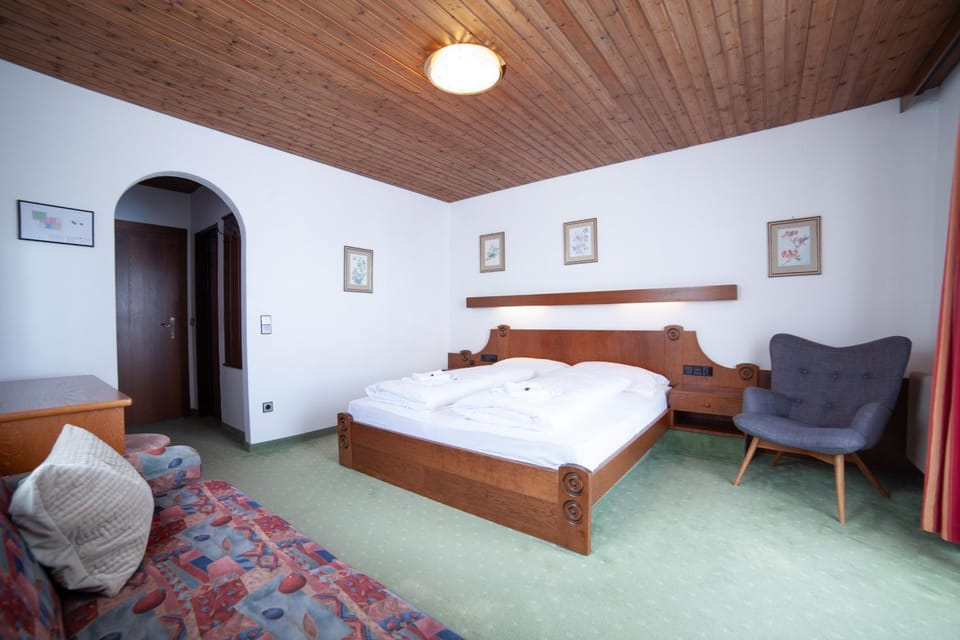 Bed, Photo of the whole room, Seating area, Bedroom