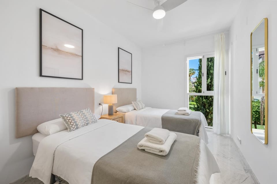 Bed, Bedroom, towels
