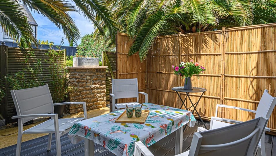 Patio, Spring, Day, Garden, Garden, View (from property/room), Balcony/Terrace, Balcony/Terrace, Dining area, Garden view