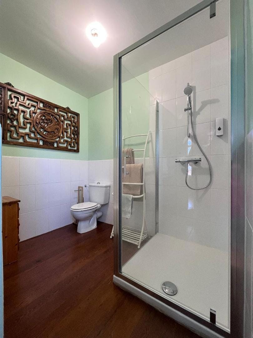 Shower, Toilet