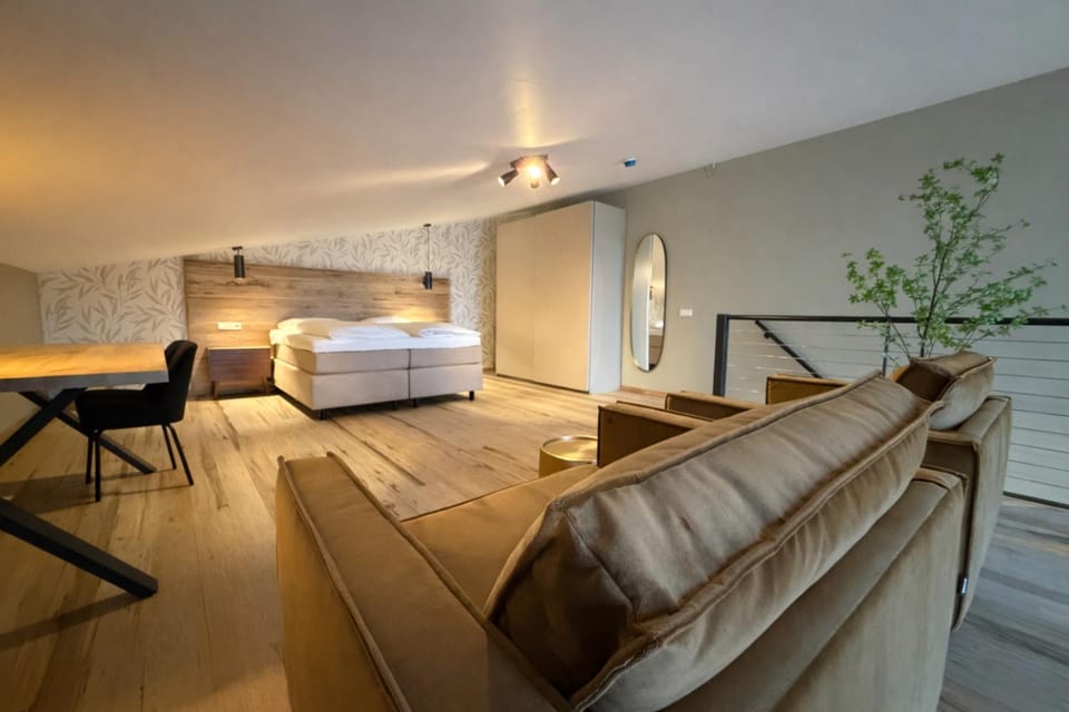 Bed, Photo of the whole room, Seating area, Bedroom