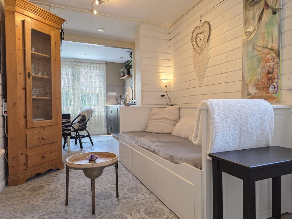 Kitchen or kitchenette, Seating area, Dining area