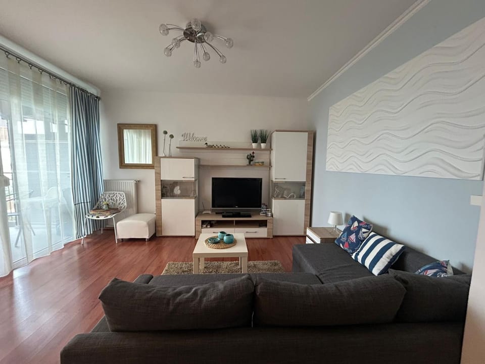 Communal lounge/ TV room, TV and multimedia, Living room, Seating area, Evening entertainment