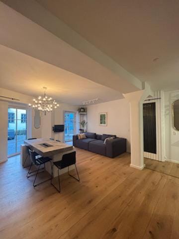TV and multimedia, Kitchen or kitchenette, Living room, Seating area, Dining area