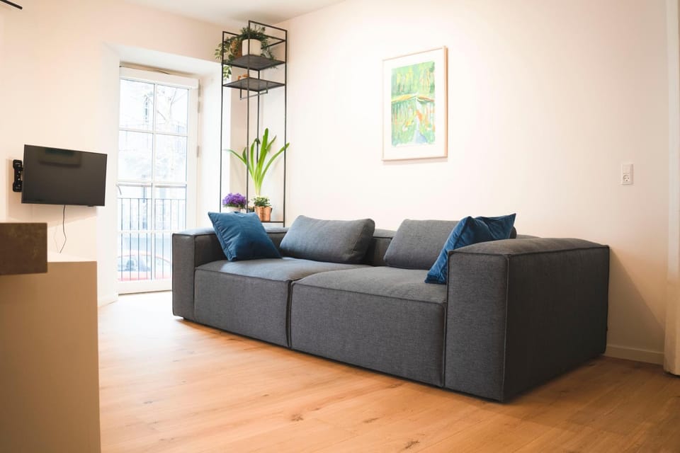 TV and multimedia, Living room, Seating area, Evening entertainment