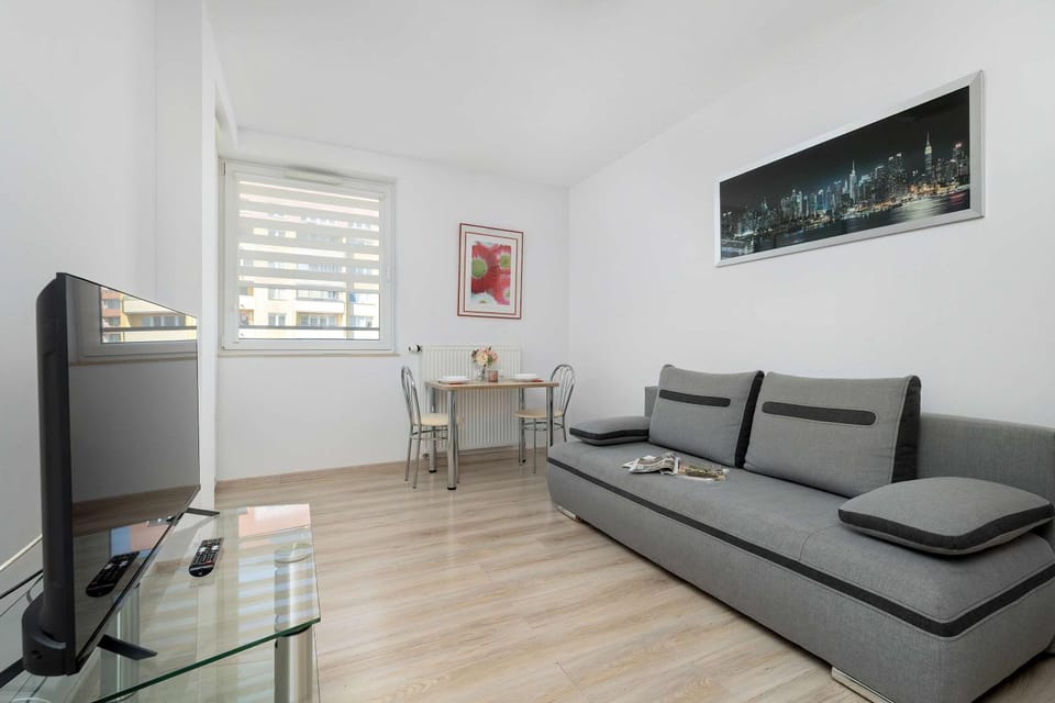 TV and multimedia, Photo of the whole room, Seating area, Dining area, Bedroom