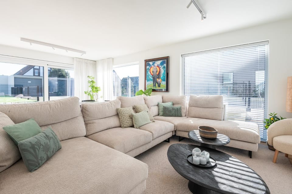 Luxury Apartment with 4 Rooms, Pool and Modern Comfort Apartment in Bredene