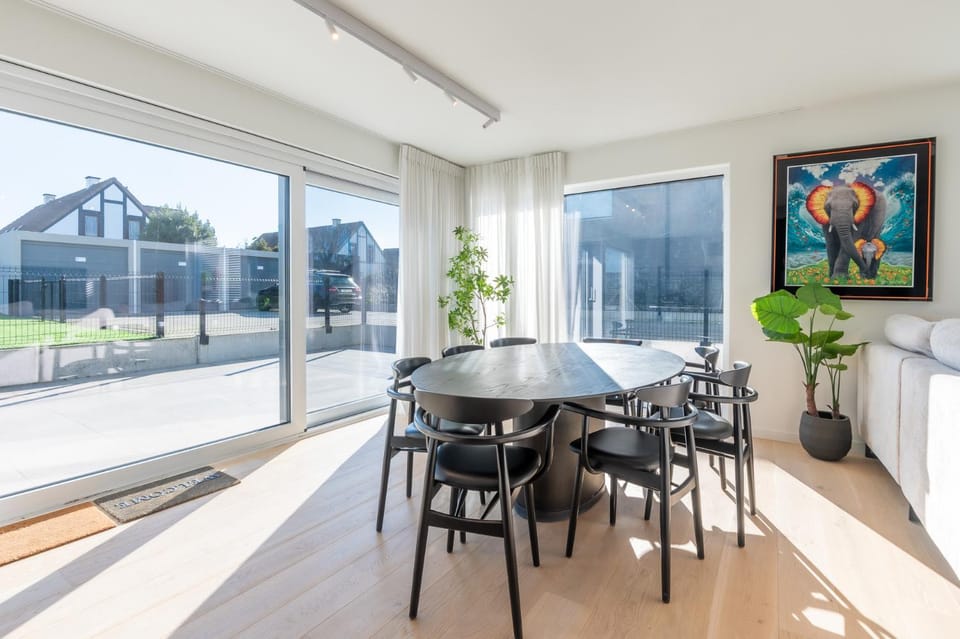 Luxury Apartment with 4 Rooms, Pool and Modern Comfort Apartment in Bredene
