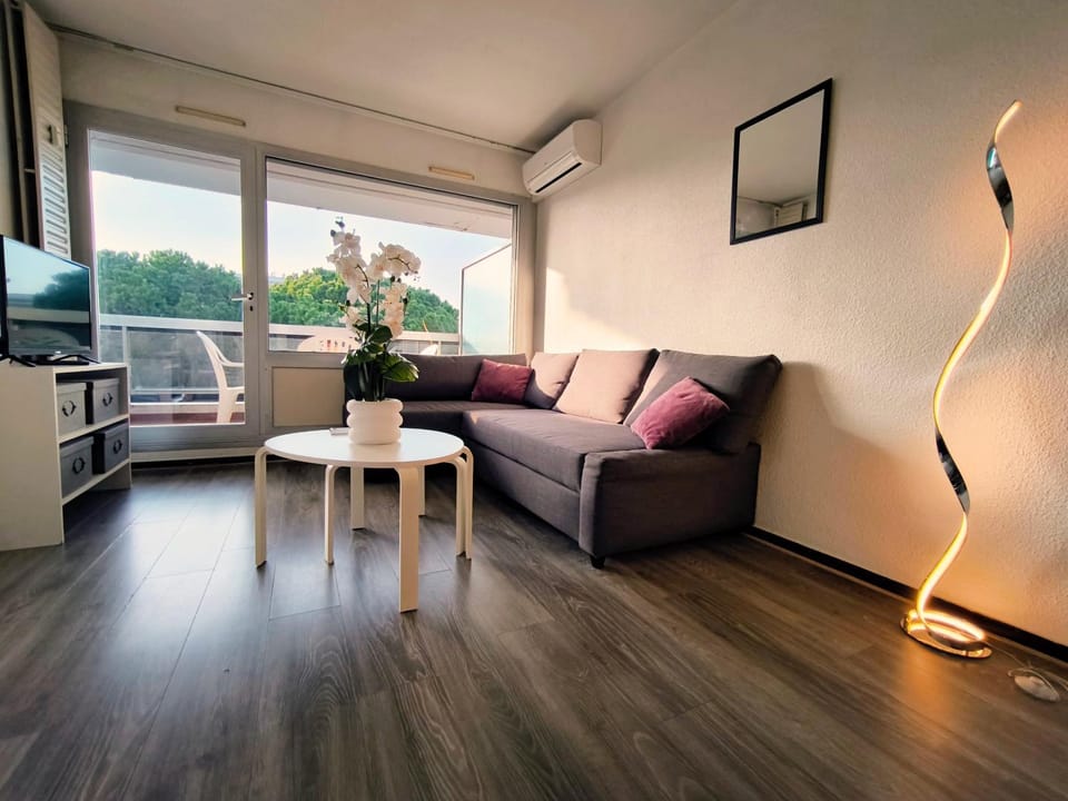 TANIT Corinthe - STANDING PISCINE PLAGE PARKING 4 pers Apartment in Antibes