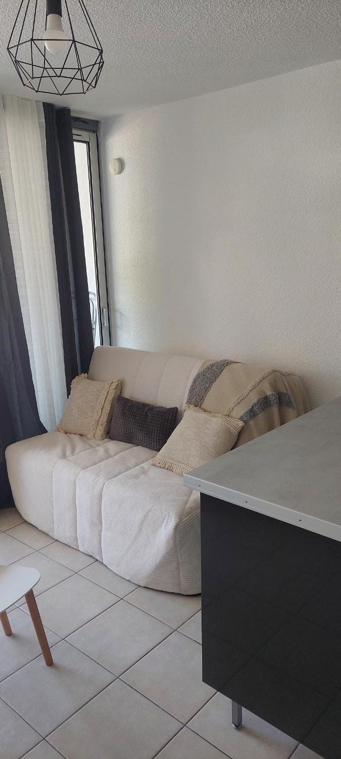 Bed, Living room, Seating area