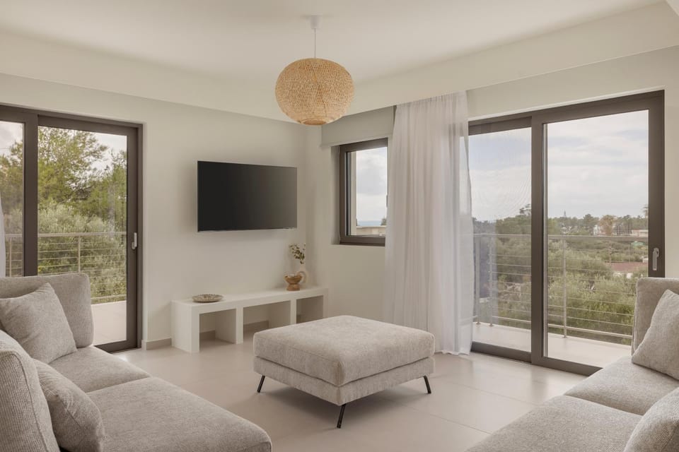 Communal lounge/ TV room, TV and multimedia, View (from property/room), Balcony/Terrace, Living room, Seating area, Evening entertainment