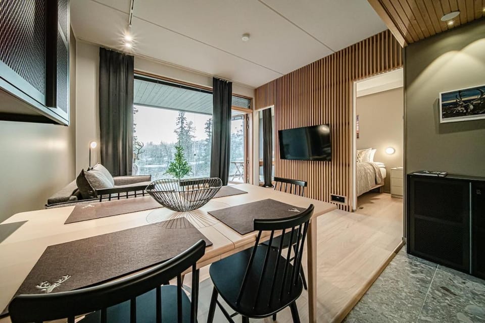 TV and multimedia, Living room, Seating area, Dining area