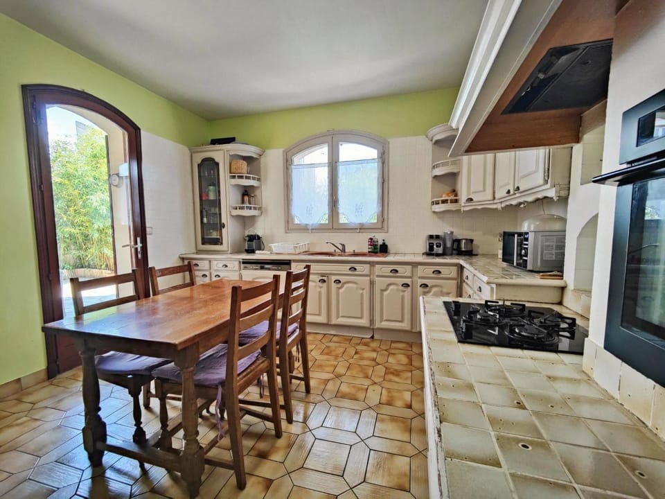 Dining area, kitchen