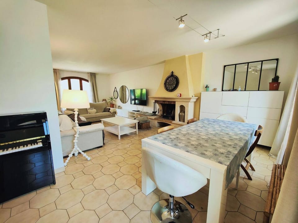 Bright and Comfortable Private Home House in Drancy