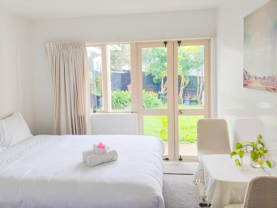Bed, Bedroom, Garden view