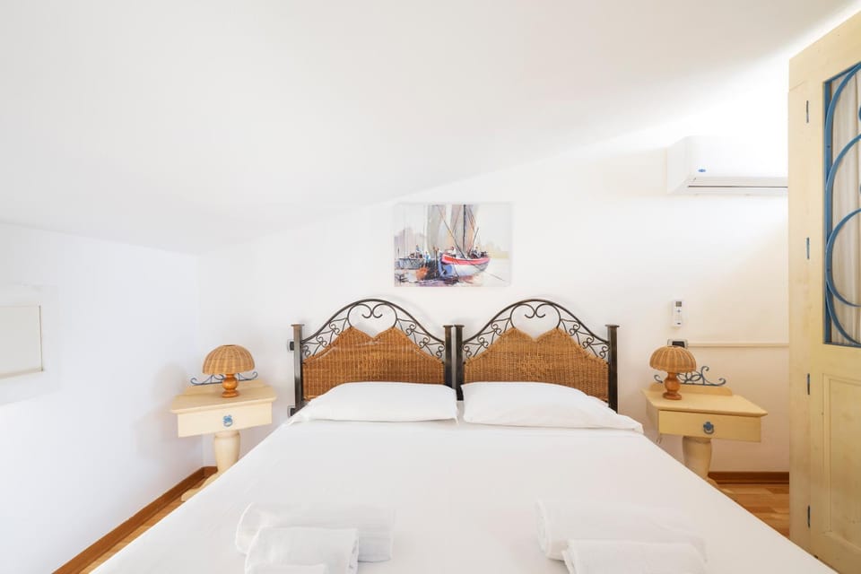 Bed, Bedroom, air conditioner