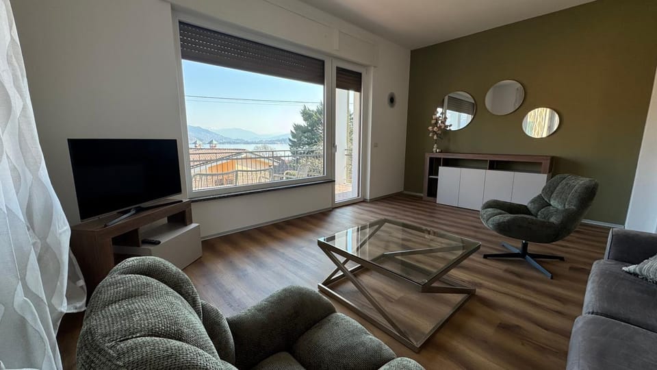 Communal lounge/ TV room, Natural landscape, TV and multimedia, Living room, Seating area, Evening entertainment, Mountain view