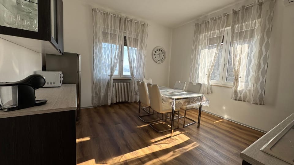 Coffee/tea facilities, Kitchen or kitchenette, Living room, Seating area, stove
