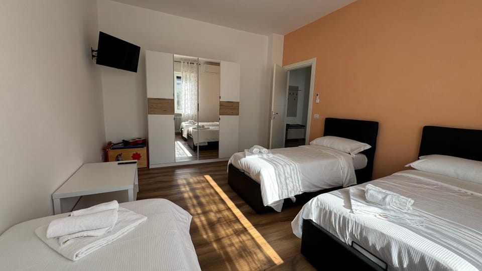 Bed, TV and multimedia, Photo of the whole room, Bedroom, towels, wardrobe