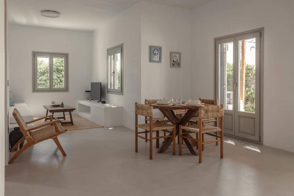 TV and multimedia, Living room, Seating area, Dining area