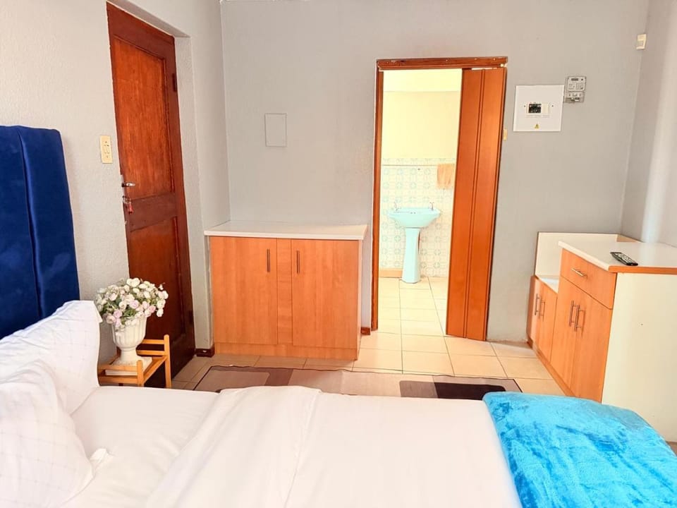 Zahies Accommodation Bed and Breakfast in Cape Town