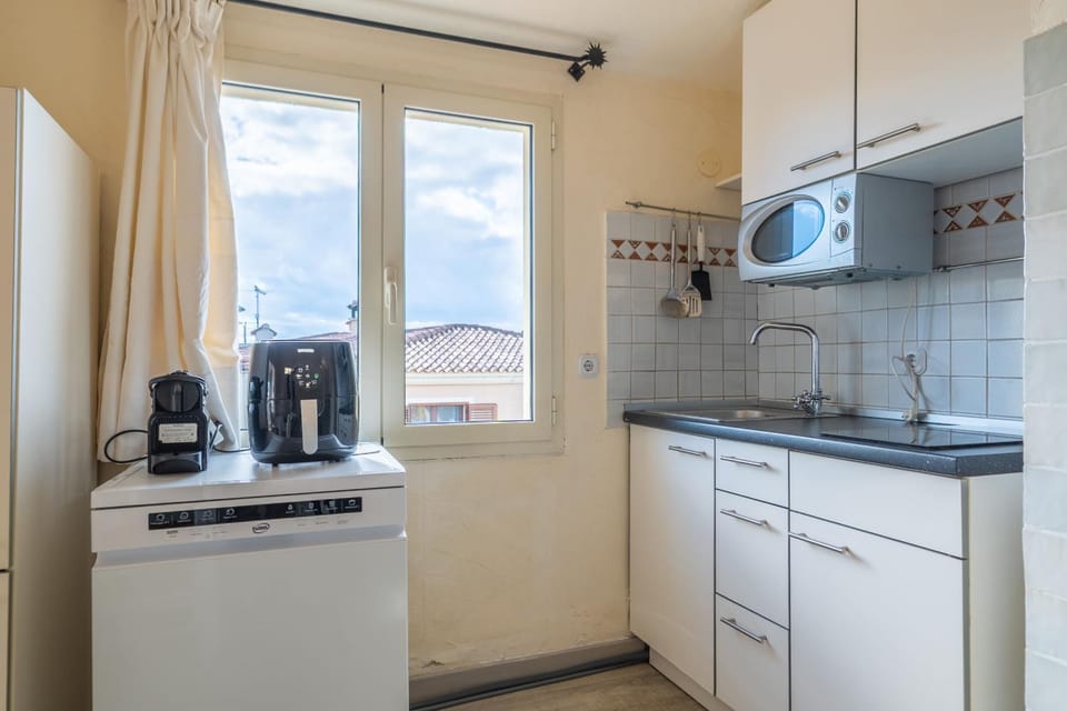 Kitchen or kitchenette