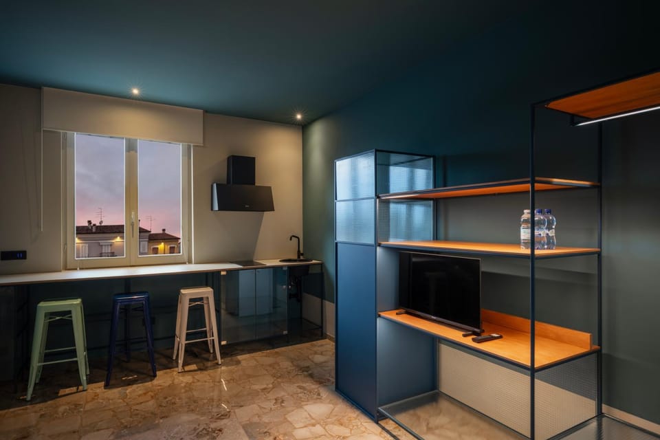 TV and multimedia, Kitchen or kitchenette, Photo of the whole room, Dining area