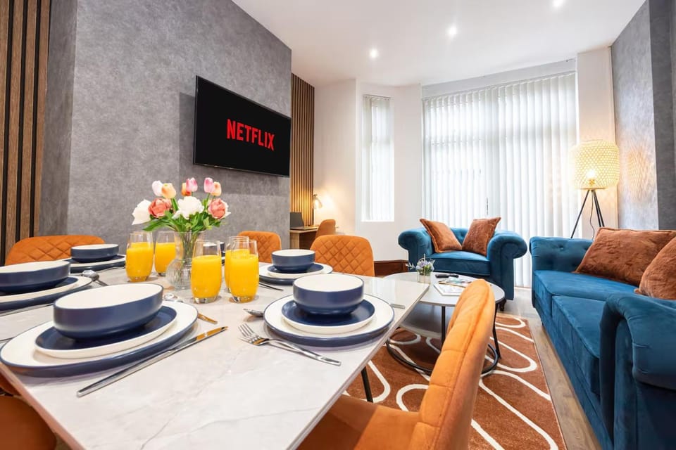 TV and multimedia, Living room, Seating area, Dining area