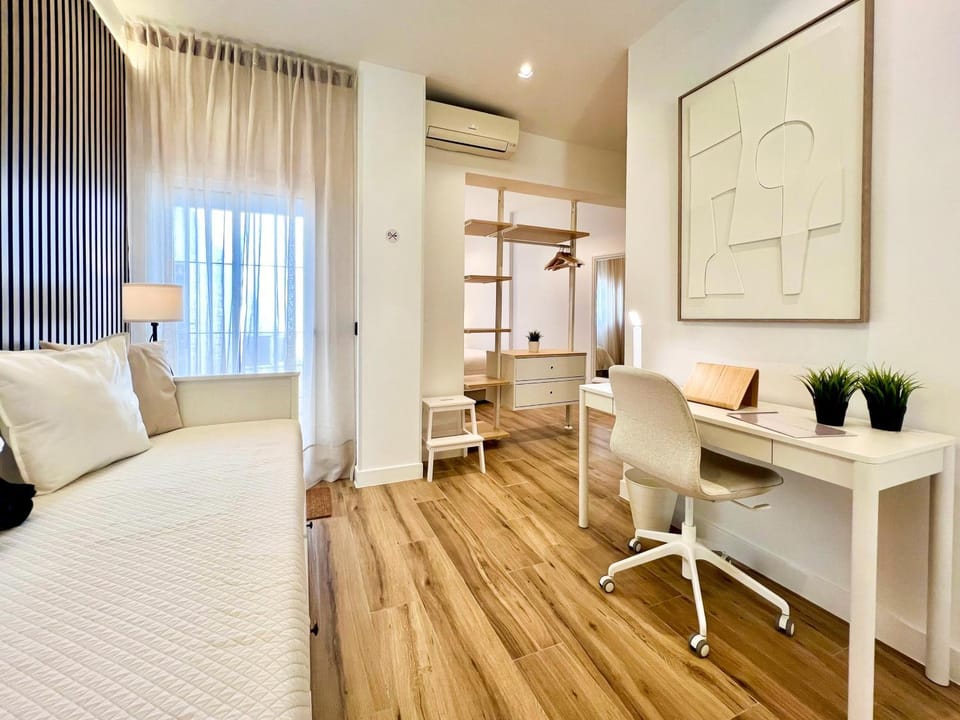 Bed, Photo of the whole room, Seating area, Bedroom, air conditioner