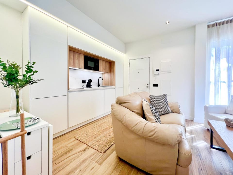 Coffee/tea facilities, Kitchen or kitchenette, Living room, Dining area, stove