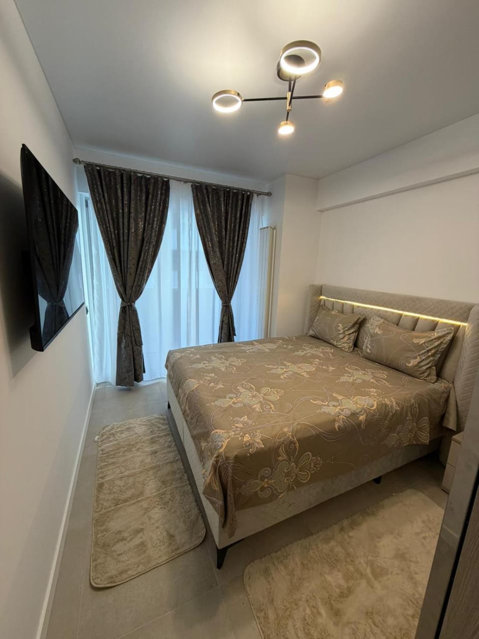 Bed, TV and multimedia, Photo of the whole room, Bedroom