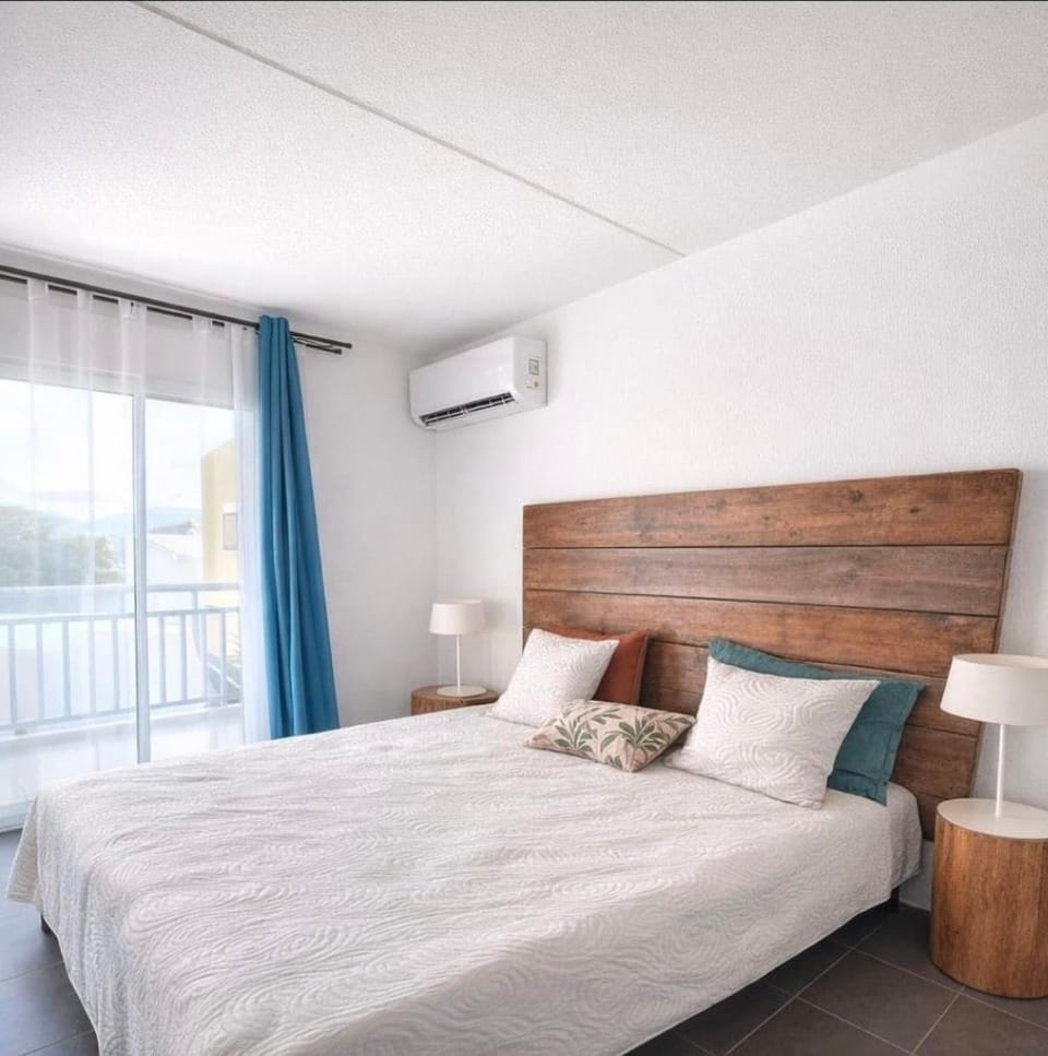 Bed, Bedroom, air conditioner
