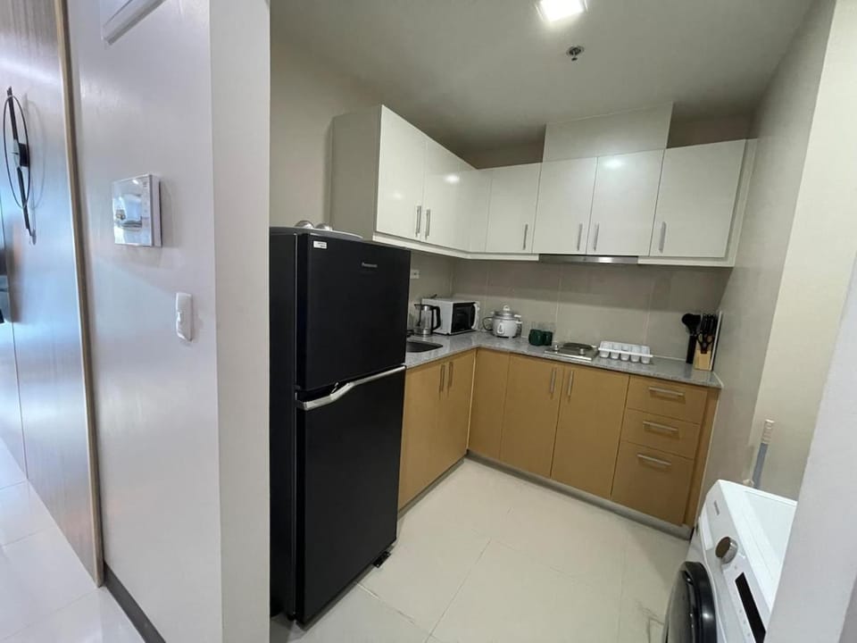 Stylish 1BR Uptown Parksuites BGC 200mbps SmartTV Apartment in Makati