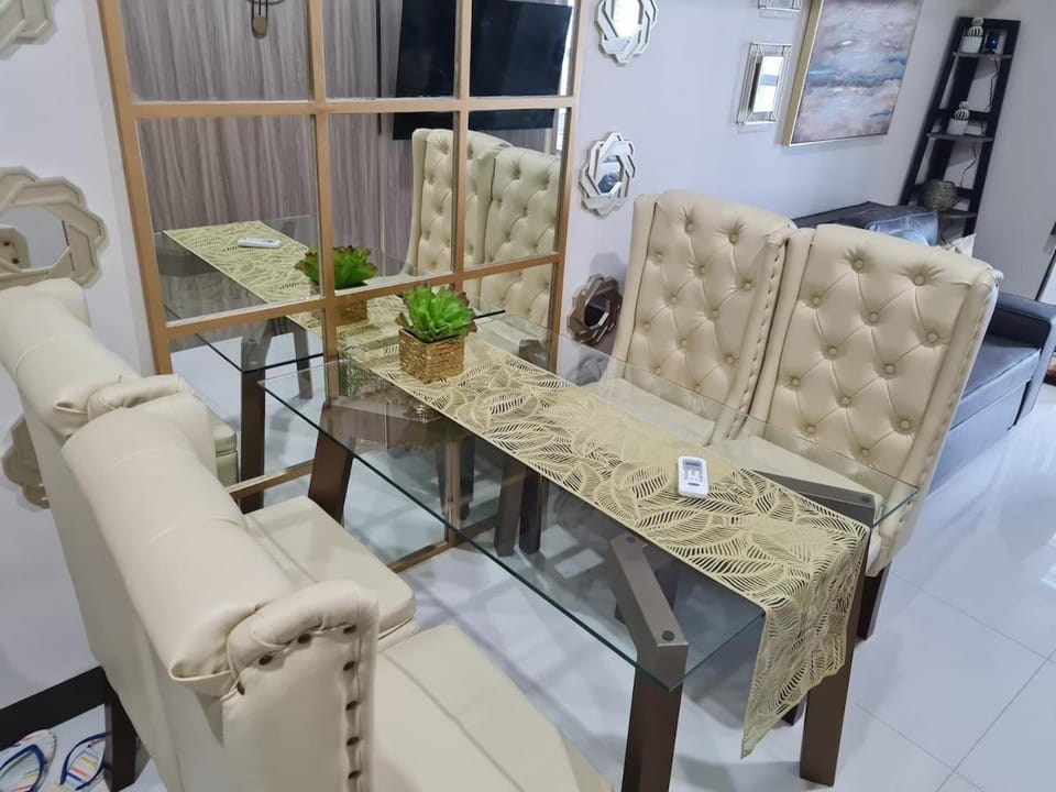 Stylish 1BR Uptown Parksuites BGC 200mbps SmartTV Apartment in Makati