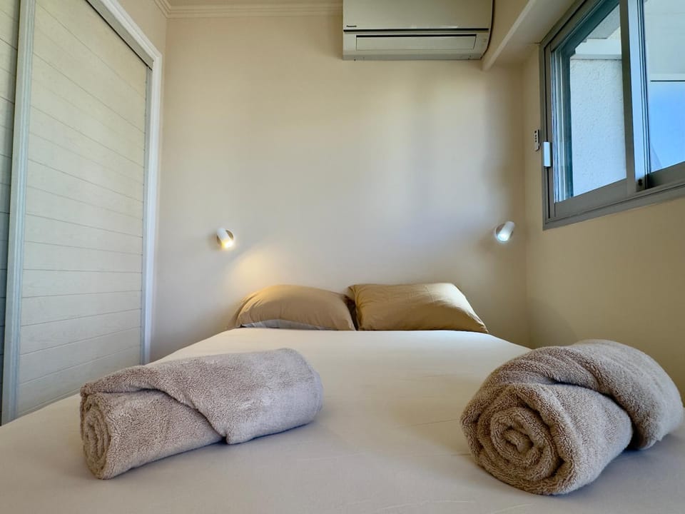 Bed, towels, air conditioner