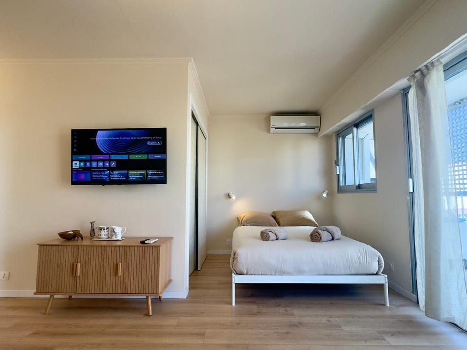 Bed, TV and multimedia, air conditioner