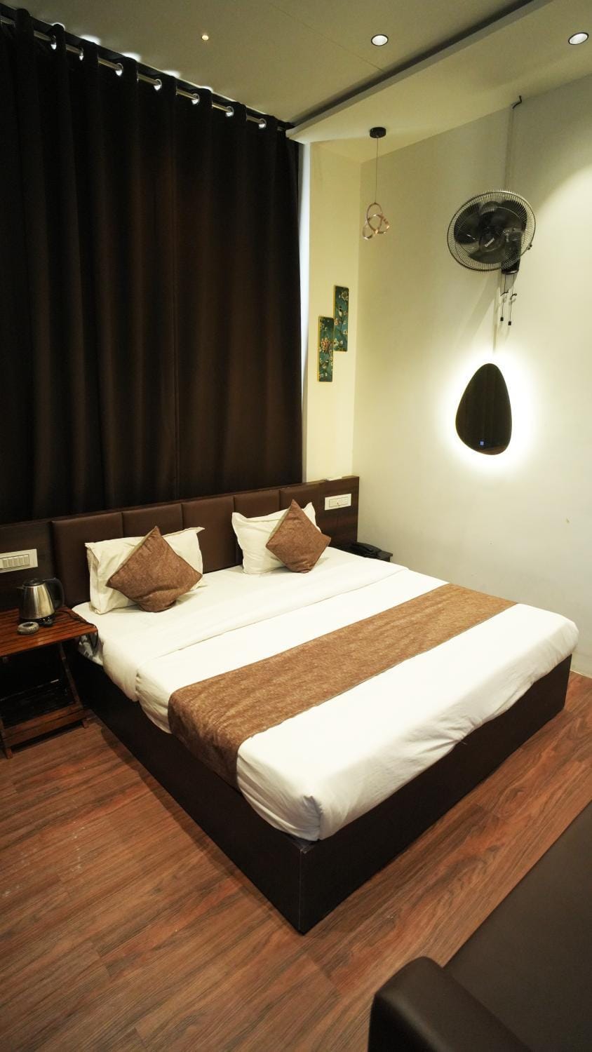 Bed, Living room, Photo of the whole room, Seating area