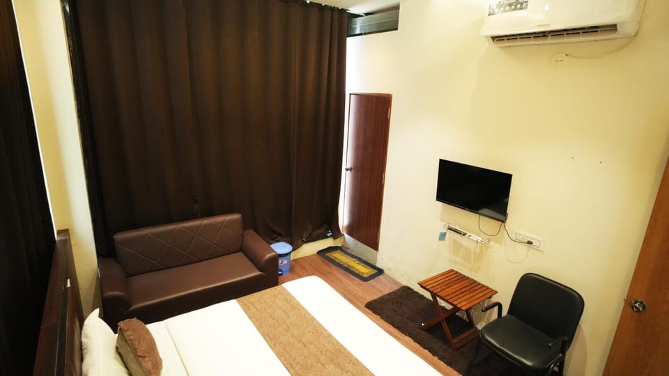 TV and multimedia, Living room, Photo of the whole room, Seating area, air conditioner