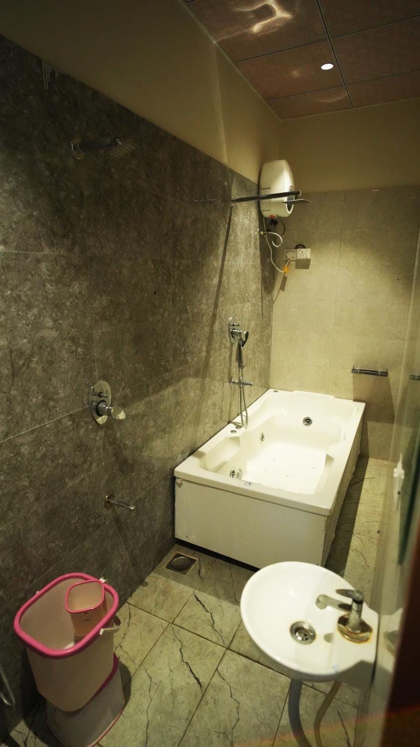 Shower, Toilet, Bath, towels