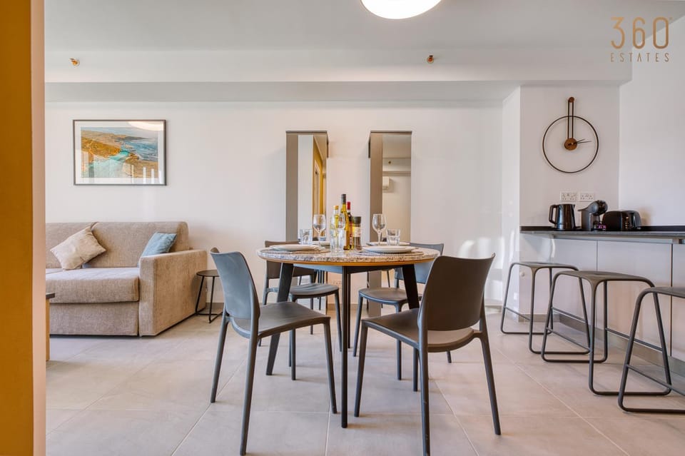 Kitchen or kitchenette, Living room, Seating area, Dining area