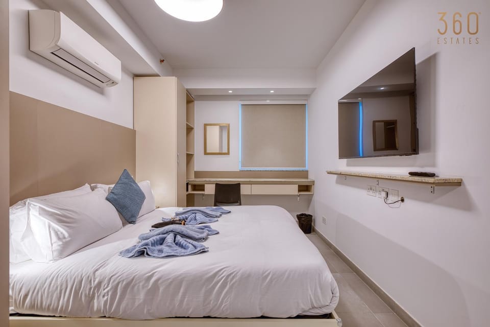 Bed, TV and multimedia, Photo of the whole room, Bedroom, towels, wardrobe, air conditioner