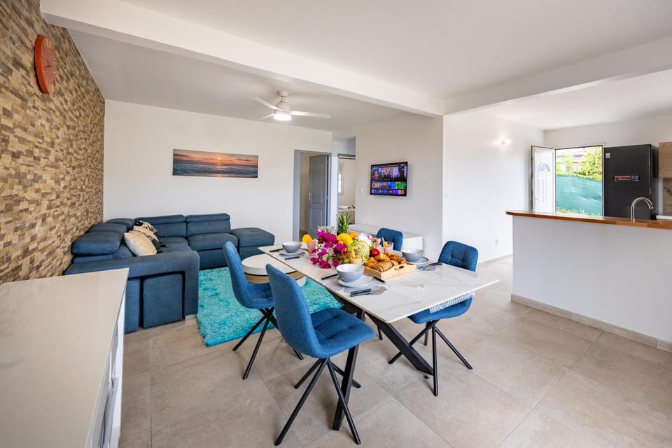 TV and multimedia, Living room, Lounge or bar, Seating area, kitchen