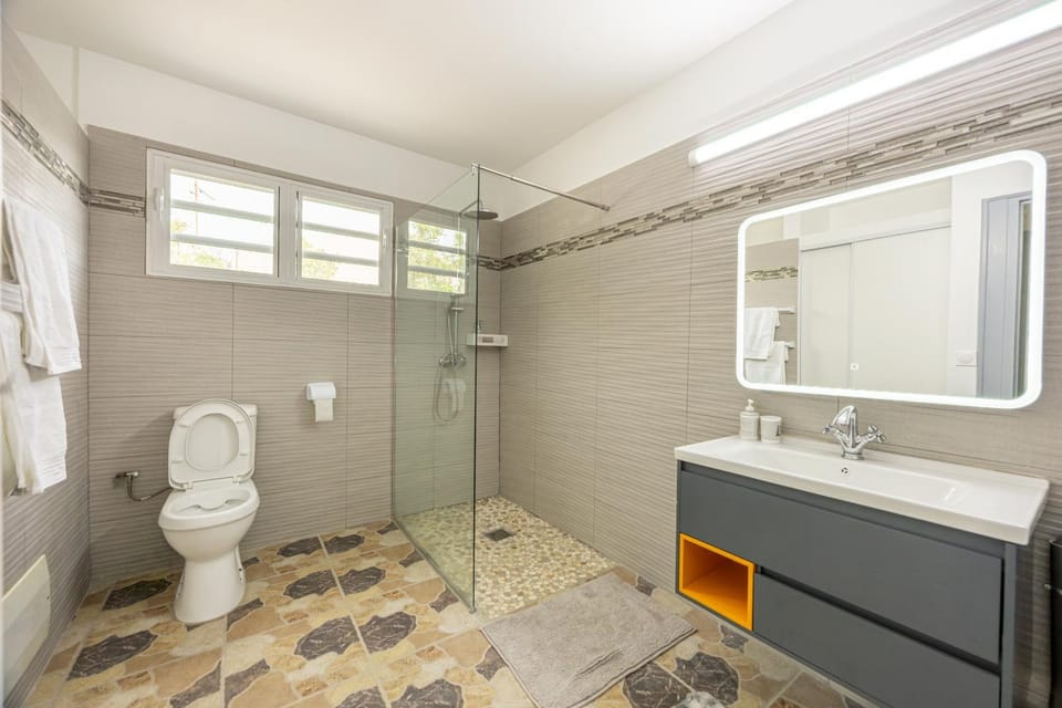Toilet, Bathroom, towels
