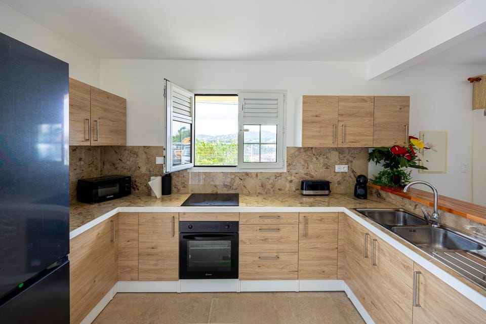 Coffee/tea facilities, Garden view, microwave, oven, stove, toaster, kitchen