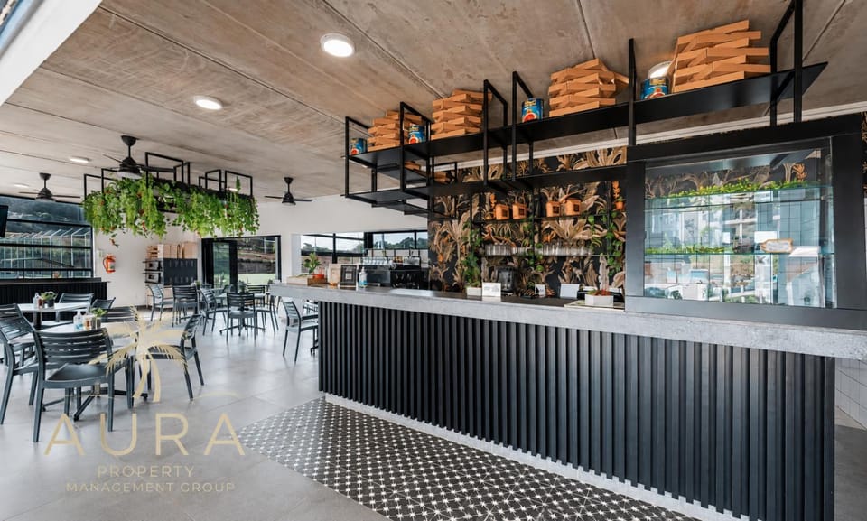 Restaurant/places to eat, Lounge or bar, Food and drinks