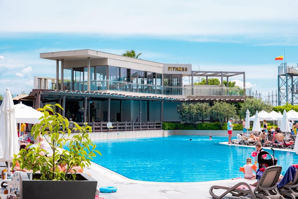 Property building, Day, People, Fitness centre/facilities, Pool view, Swimming pool, group of guests, sunbed