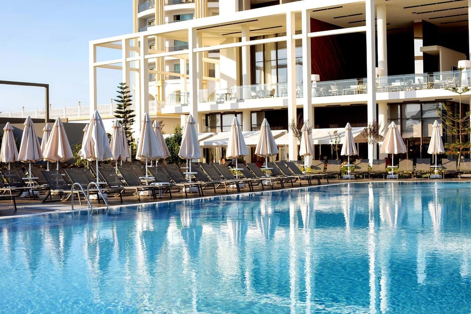 Property building, Day, Pool view, Swimming pool, sunbed