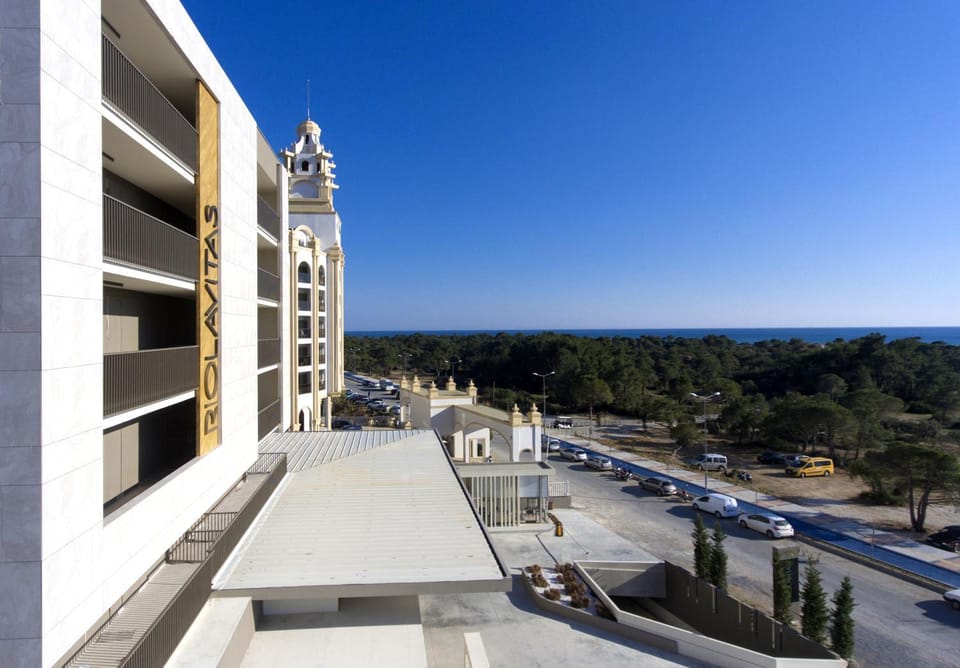Property building, Facade/entrance, Day, Neighbourhood, Natural landscape, View (from property/room), Balcony/Terrace, Sea view, Street view, Parking